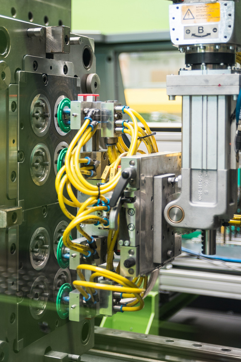 Engel Spritzgussmaschine für Kunststoff-Metall-Verbindung, Teile-Entnahme durch Roboter
