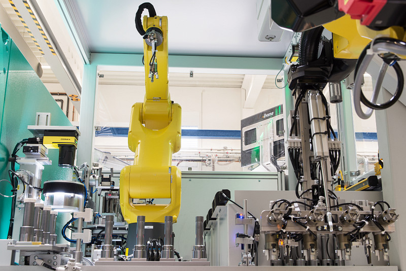 Gelenkhülse für Kfz-Lenkgetriebe, automatisierte Hightech-Produktion mit Robotern, Engel-Maschine